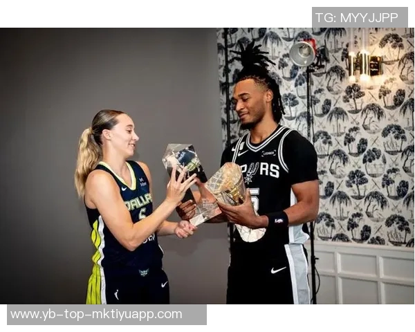 梦幻联动康大校友卡斯尔与佩奇携手共庆最佳新秀获奖人合影留念 梦幻联动康大校友卡斯尔与佩奇携手共庆最佳新秀获奖人合影留念