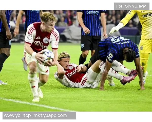 三位球星在欧冠客场对阿贾克斯上演帽子戏法的精彩瞬间